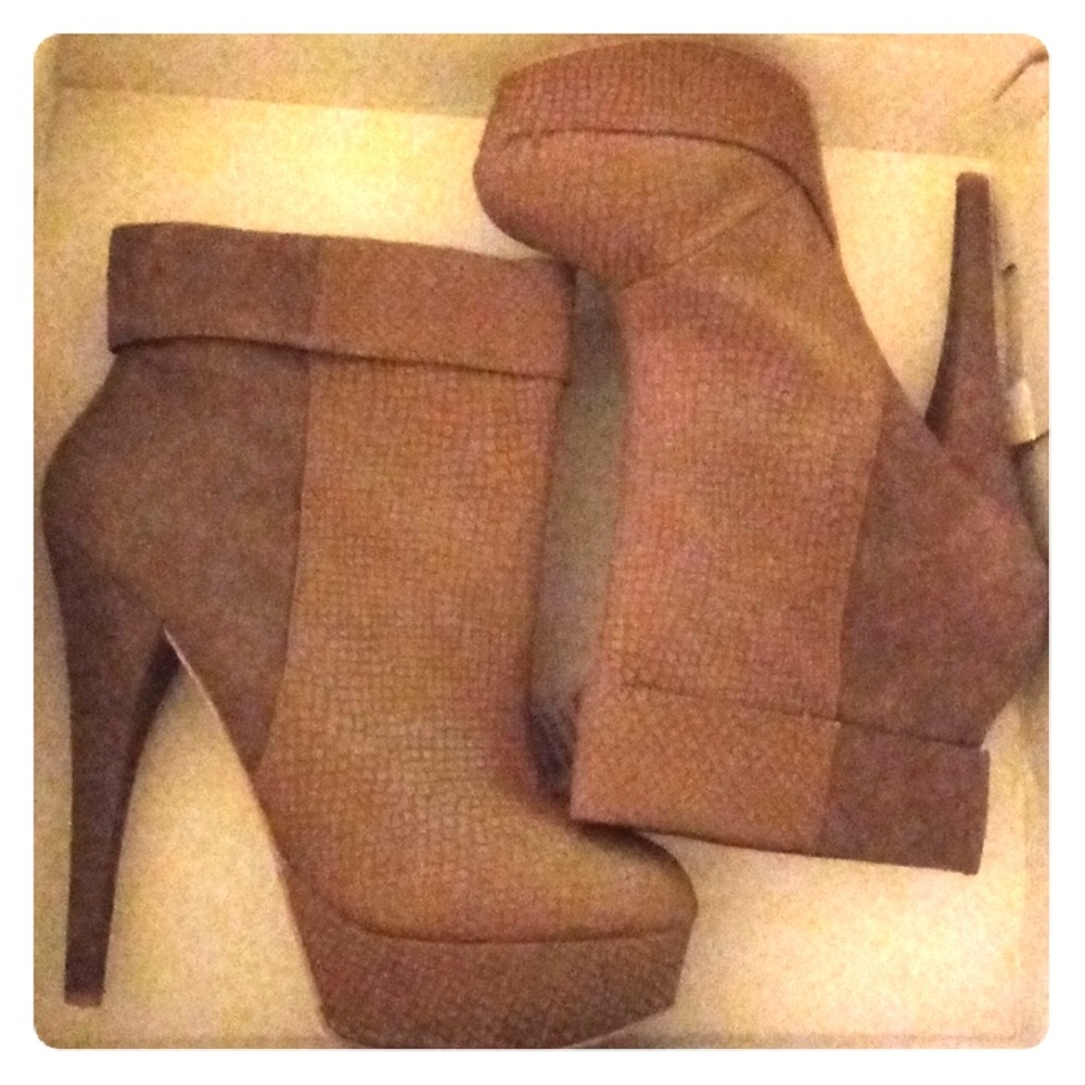 Nice Hills Analyn Sz 10